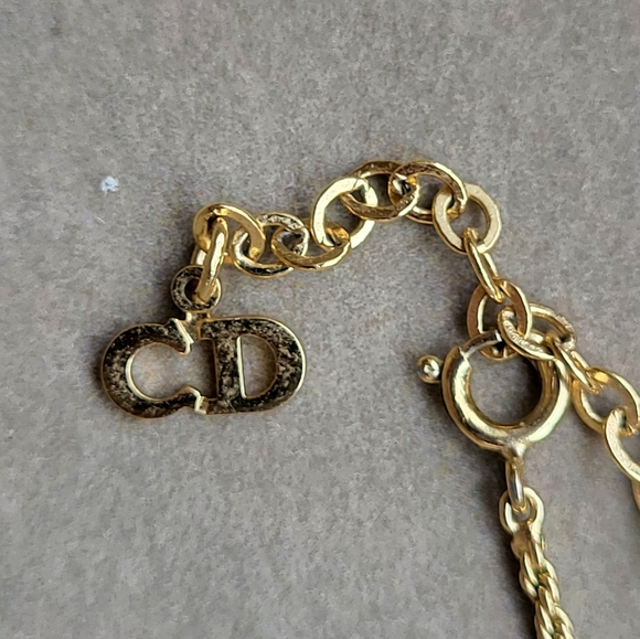 CHRISTIAN DIOR used bow CD necklace - Picture 4 of 5